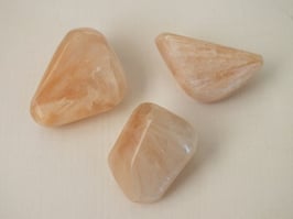 Stilbite blanche en pierres roulées