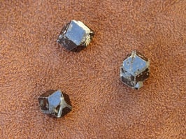 Grenat mélanite brut