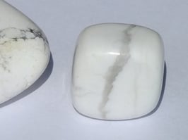 Howlite en pierres roulées