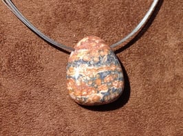 Jaspe léopard en pierres percées