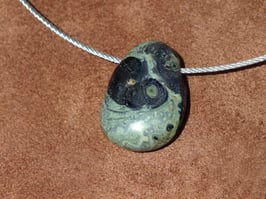 Eldarite (pierre nebula) en pierres percées