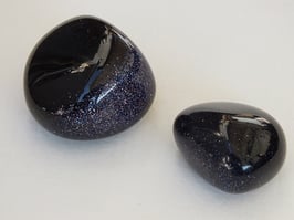 Rivière d'or bleue en pierres roulées