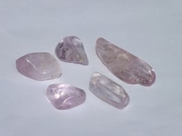 Kunzite en pierres roulées