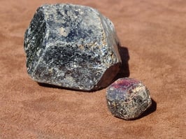 Grenat pyrope brut (avec facettes)