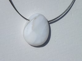 Opale blanche en pierres percées