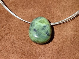 Jade néphrite en pierres percées