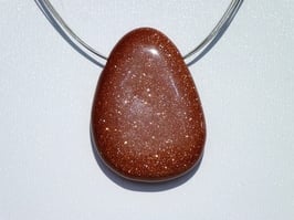 Rivière d'or brune en pierres percées