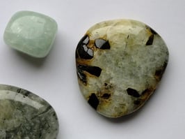 Préhnite en palets roulés