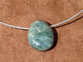 Diopside verte en pierres percées