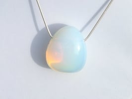 Verre opalisé en pierres percées