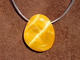 Calcite orange en pierres percées