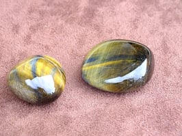 Oeil-de-tigre-et-faucon en pierres rouleés