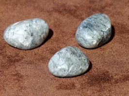 Quartz actinolite en pierres roulées