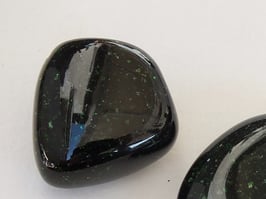 Rivière d'or verte en pierres roulées