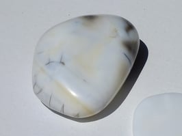 Opale blanche en pierres roulées