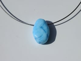 Aragonite bleue teintée percée