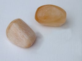 Sélénite orange en pierres roulées