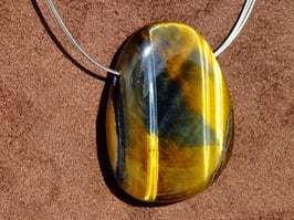 Oeil-de-tigre-et-faucon en pierres percées