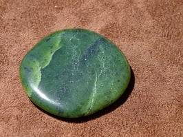 Serpentine foncée en palets roulés