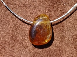 Calcite miel en pierres percées