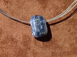 Cyanite en pierre percée