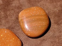 Rivière d'or brune en pierres roulées