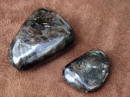 Astrophyllite en pierres roulées