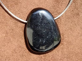 Jais en pierres percées