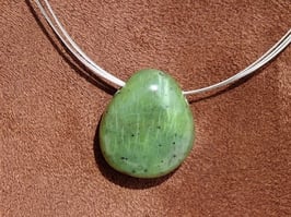 Serpentine foncée en pierres percées