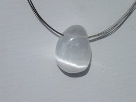 Sélénite blanche en pierres percées