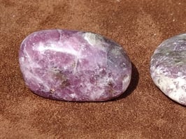 Lépidolite en pierres roulées
