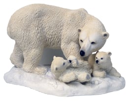 Eisbär mit zwei Jungen