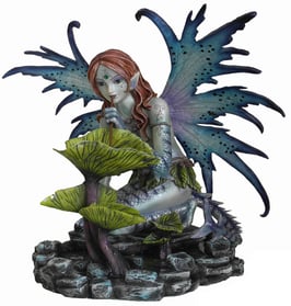 Elfe trinkt aus Blatt