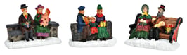 Miniaturfiguren auf Bank  3ass.