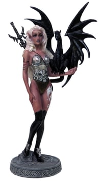 Ruth Thompson-Kriegerin stehend mit Drache