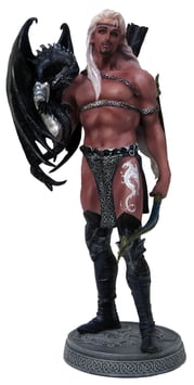 Ruth Thompson-Krieger stehend mit Drache