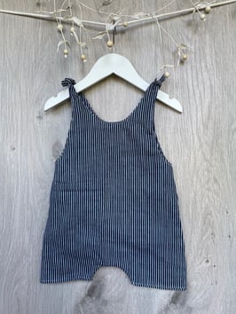 Latzhösli kurz aus Musselin zum binden Grösse 68