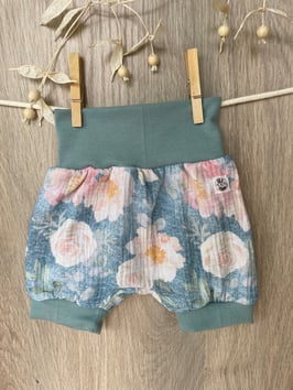 Kurze Pumphösli aus Musselin Grösse 74