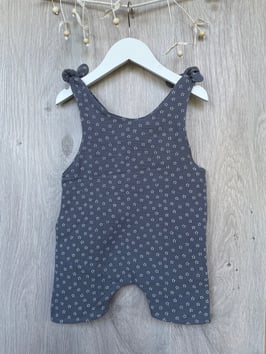 Latzhösli aus Musselin zum binden Grösse 74