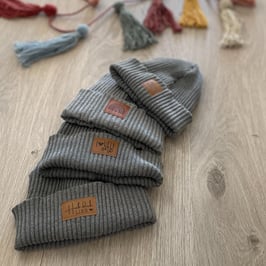 Beanies mit Kunstlederlabel