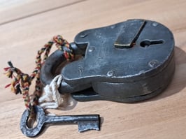 BRAND NEW Vintage Style Padlock & Key