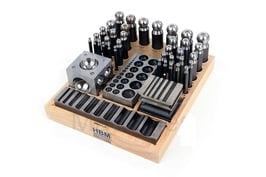 Kugelpunzensatz mit Würfelanke, flache Kugelanke, flache Riefenanke, Würfelriefenanke aus gehärtetem Stahl.