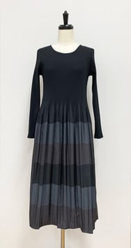 ￥33,000　IS-9825-3W　３色ボーダーワンピース　黒