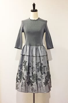 IS-9516-3WF　ペプラム付きバラ柄ワンピース