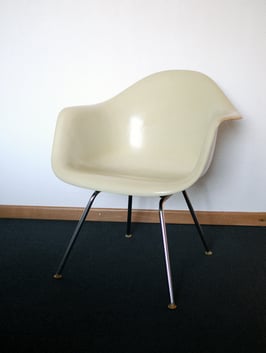 Eames Fiberglas Armchair DAX
