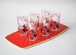 Serviertablett mit sieben (6 + 1) Gläsern "Pudel"