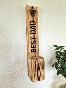 Wandflaschenöffner aus Palettenholz, geflammt