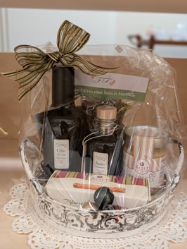 Wunderschönes weisses Tablett gefüllt