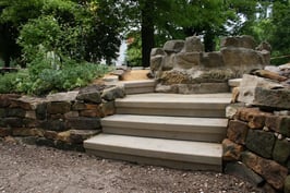 Sandstein-Stufen mit Inschrift