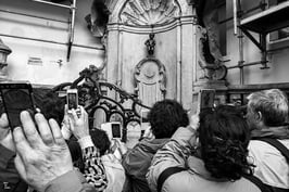 Bruxelles - Everyone loves Manneken Pis - The Manneken Pis symbol